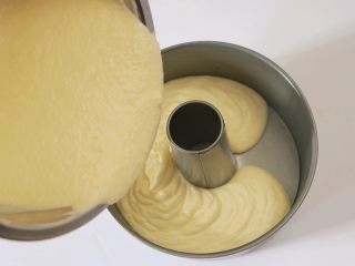 淡奶油戚风蛋糕（后蛋法）,拌好的面糊倒入中空模具中，装至七分满