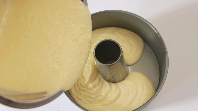 淡奶油戚风蛋糕（后蛋法）,拌好的面糊倒入中空模具中，装至七分满