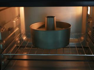 淡奶油戚风蛋糕（后蛋法）,烤箱提前预热至150度，将模具放入烤箱中层，以150度烤50分钟左右