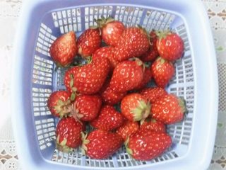 草莓大福,准备好新鲜草莓，洗净去蒂备用