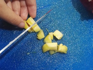 鸡肉菠萝炒饭,挖出来的菠萝切成小颗粒
