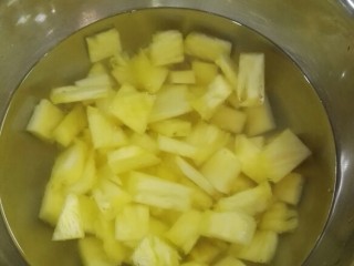 鸡肉菠萝炒饭,切好的菠萝泡淡盐水去除菠萝的酶，以防麻舌头。