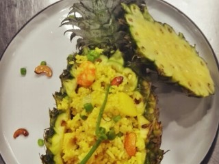 鸡肉菠萝炒饭,米饭装入菠萝船即可。