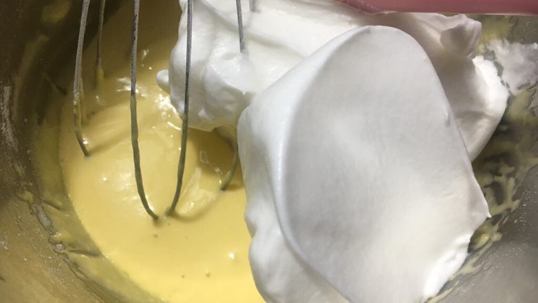 淡奶油香草戚风,挖一大勺蛋白糊到蛋黄糊里