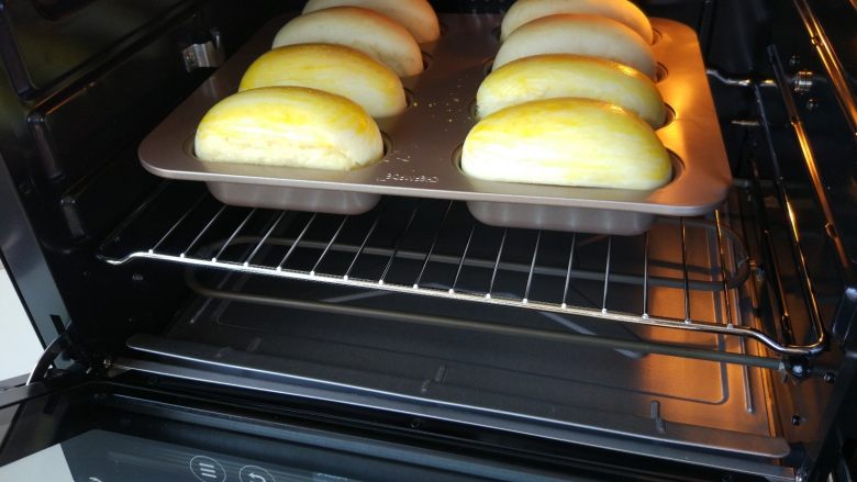 小热狗造型面包, 发酵完毕后，会语音提示程序完成。此时面团已发酵到2倍大小，在表面刷少许蛋液（分），设定上下管热风烘烤，150度，10分钟，选择确认开始烘烤