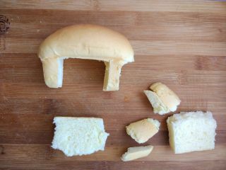 小热狗造型面包,将面包横向切开，分成上下两块，用面包皮切成小狗的腿部