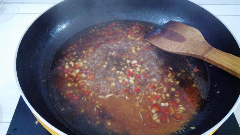 白灼芥兰,倒入步骤9中的蚝油汤汁，煮开，盛起备用