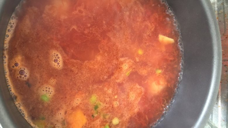番茄丸子汤,加开水烧开后放丸子