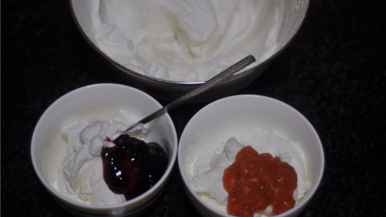 三色小慕斯,将淡奶油分成三份，分别装在三个容器里，其中两份分别加入两种果酱