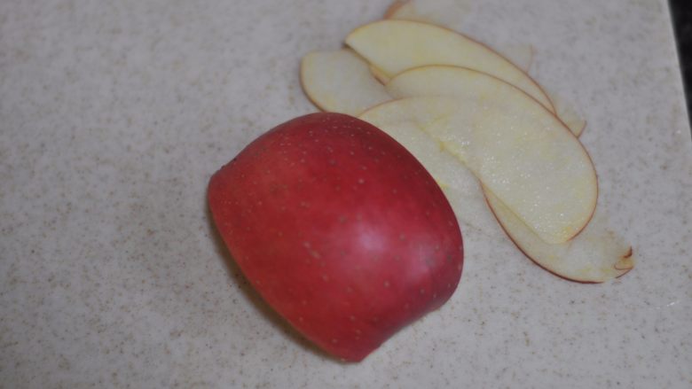 苹果花土司盒,切成薄片，尽量切到最薄，越薄越好。