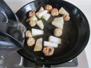 杂蔬冬瓜烧土豆丸,加入少许的生抽和适量的水炖煮；