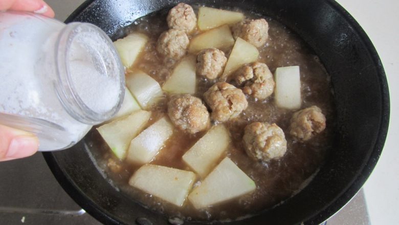 杂蔬冬瓜烧土豆丸,炖煮至土豆微微透明后就可加入适量的盐和胡椒粉调味；