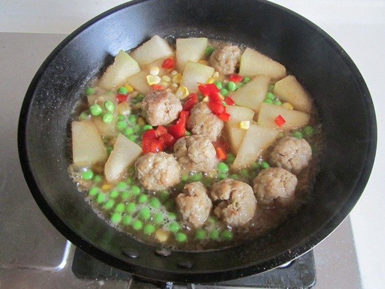 杂蔬冬瓜烧土豆丸,变色后加入红椒进去翻炒均匀即可出锅。
