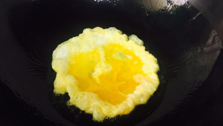 简单好吃的番茄鸡蛋凉面,油热后倒入鸡蛋，煎熟，可以锅铲搅动