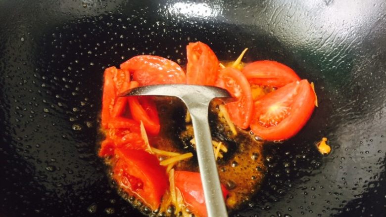 简单好吃的番茄鸡蛋凉面,倒入番茄继续翻炒，可以看到有番茄汁渗出