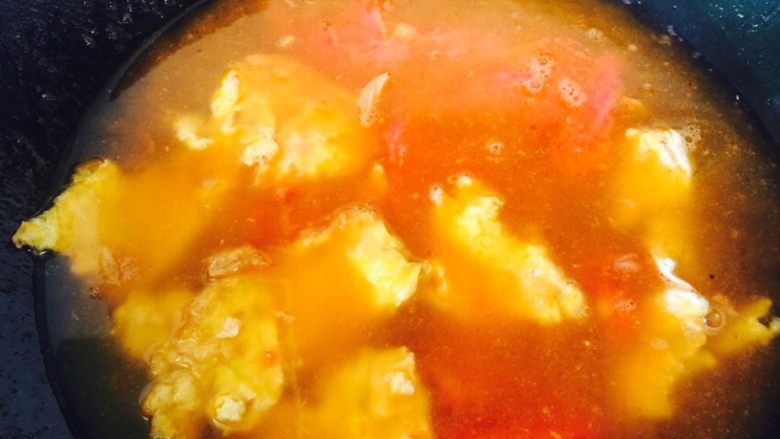 简单好吃的番茄鸡蛋凉面,加水，不要太多，盖盖煮开锅