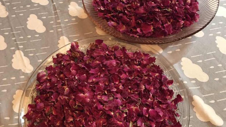 洛施❀玫瑰醋,把洛施花瓣与花蒂分开，装盘备用。