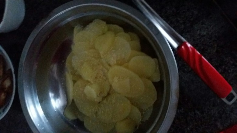 凉拌菜,烧开水将土豆片煮成金黄色 在水中静置两分钟 