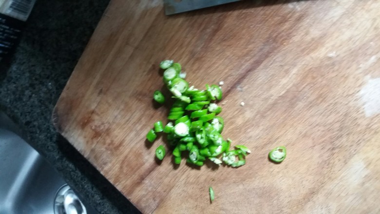 凉拌菜,可以切点配料 青椒圈 葱。香菜备用
