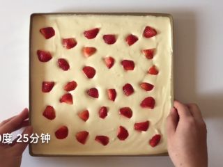 草莓三重奏蛋糕卷,均匀的铺在面糊上，170度烤25分钟左右