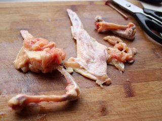 烤翅包饭,开始给鸡翅剔骨，剔掉翅根和翅中部分的骨头，小心不要把鸡皮弄破。