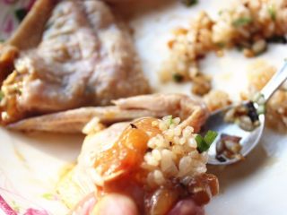 烤翅包饭,剩米饭按照自己的口味炒熟成炒饭。