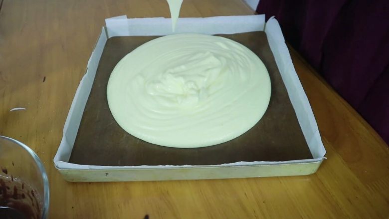 可可旋风蛋糕卷,剩余的原味面糊先倒入烤盘中，并且铺平