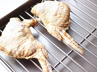烤翅包饭,装好的烤翅放在烤架上。