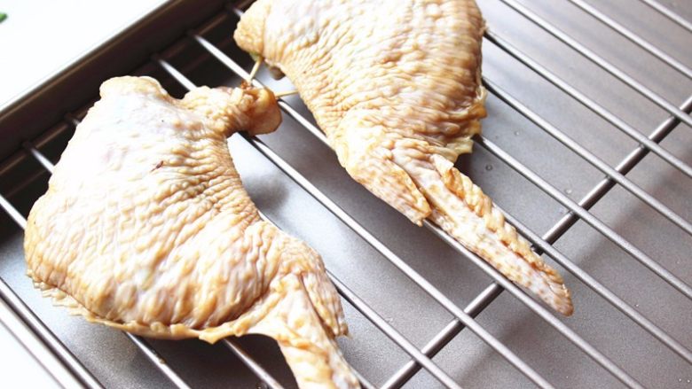 烤翅包饭,装好的烤翅放在烤架上。