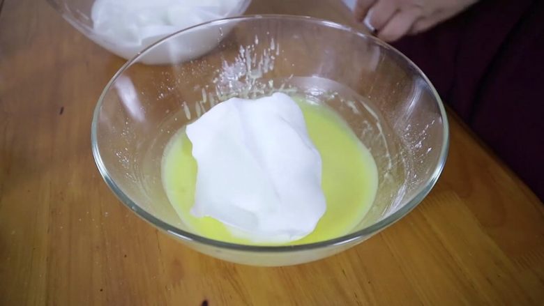 可可旋风蛋糕卷,因为这里的蛋黄糊状态是比较稀的，所以我们分三次混合，先加1/3的蛋白霜至蛋黄糊中大致翻拌均匀