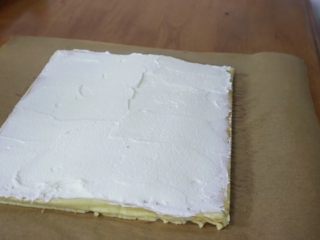 天使蛋糕卷,等蛋糕出炉晾凉后涂抹在蛋糕表面