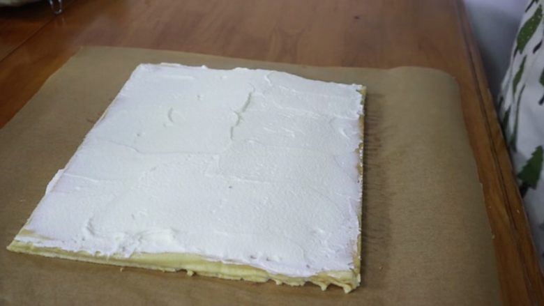 天使蛋糕卷,等蛋糕出炉晾凉后涂抹在蛋糕表面