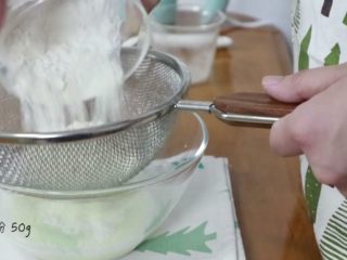 天使蛋糕卷,继续加入低筋面粉