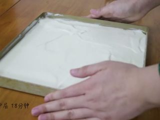 天使蛋糕卷,用刮板整理好表面，170度烤18分钟左右。也可以低温慢烤，使表面尽量不上色，这样更天使哦～