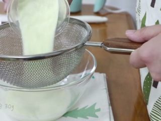 天使蛋糕卷,过筛加入脱脂奶粉