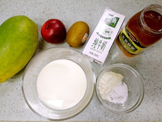 水果蜜茶海盐奶盖,准备好材料。