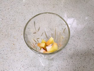 水果蜜茶海盐奶盖,把水果块放入高杯。每样水果几块就够了。