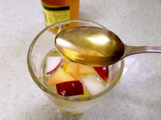水果蜜茶海盐奶盖,加一勺蜂蜜，调匀。