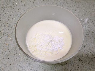 水果蜜茶海盐奶盖,把奶粉、糖粉倒入淡奶油里。
