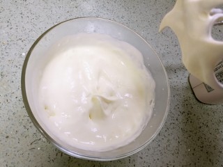 水果蜜茶海盐奶盖,用打蛋器打至五、六分发，能看到纹理又还有流动性的状态。