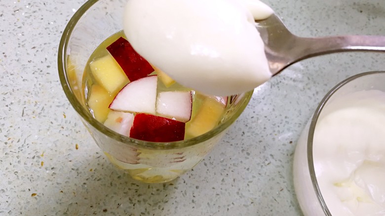 水果蜜茶海盐奶盖,用勺子把奶盖轻轻舀在蜜茶表面。