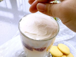 水果蜜茶海盐奶盖,用手指捏一小撮海盐撒在奶盖表面。