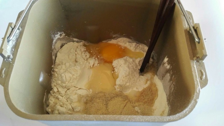 炼奶小土司,将所有原材料放入面包机里面。