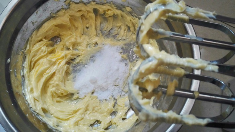 超酥淡奶油曲奇饼干,将黄油和盐放入盆子里面混合，然后糖粉分成三次放入低速打发。