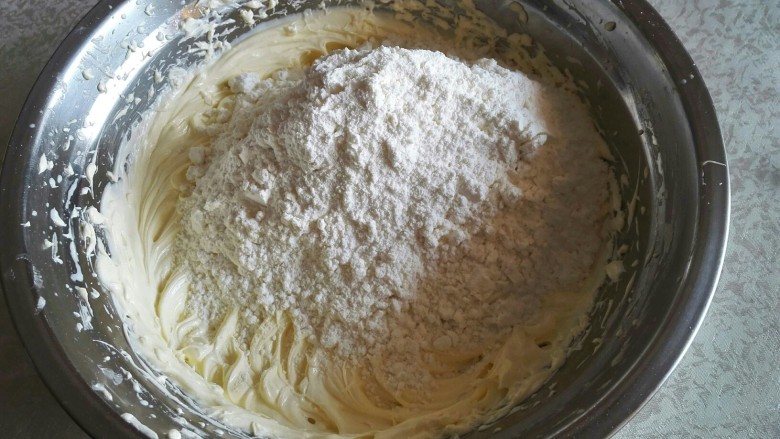 超酥淡奶油曲奇饼干,加入低粉。