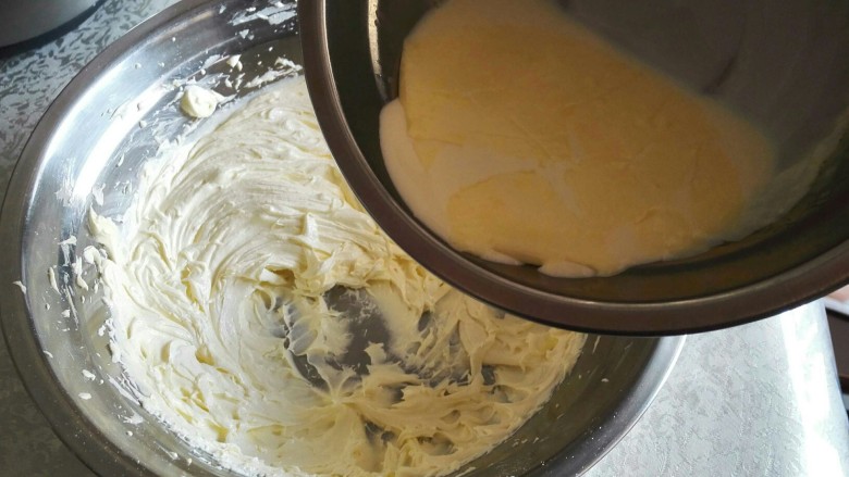 超酥淡奶油曲奇饼干,然后将晾凉的淡奶油倒入盆子里面。