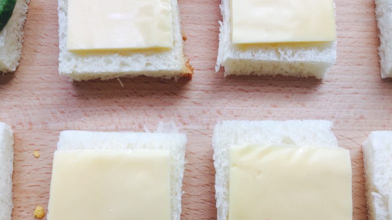 开放式三明治,依次在每片吐司上都摆上芝士片