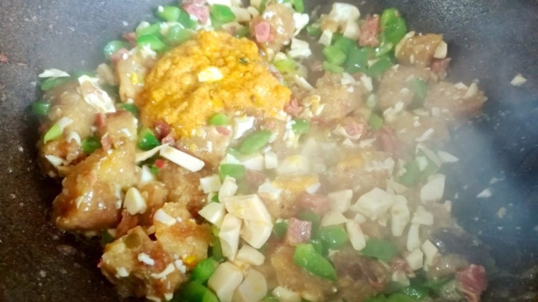 咸鸭蛋炒肉粽,加入蛋黄。