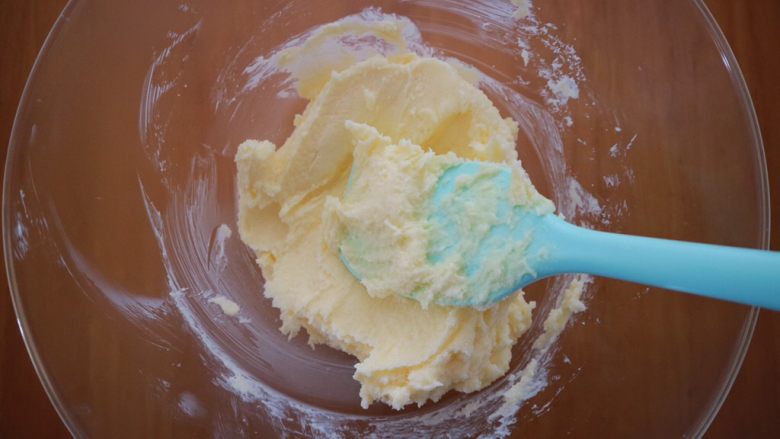 芒果椰香磅蛋糕,用刮板压拌在一起，这样可以防止打发的时候细砂糖四处飞溅