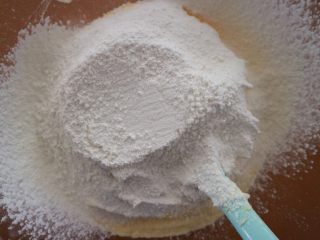 芒果椰香磅蛋糕,蛋白霜与蛋黄糊翻拌均匀后再过筛加入1/3的粉类，也就是椰奶粉与低筋面粉的混合物，同样也是用翻拌戚风面糊的手法来翻拌。这样可以最大程度的避免蛋白霜过度消泡